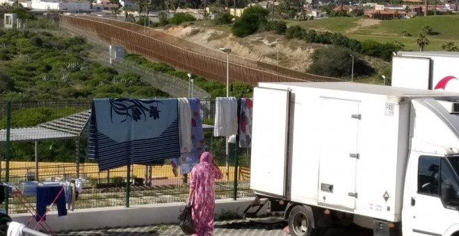 Los camiones de un cementerio, cobijo de las marroquíes varadas en Melilla