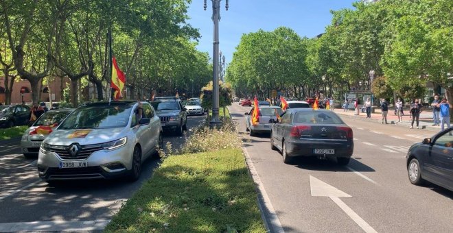 Valladolid se llena durante dos horas de coches y banderas contra el Gobierno