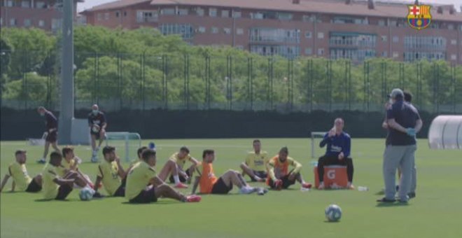 Bartomeu visita a sus jugadores durante el entrenamiento