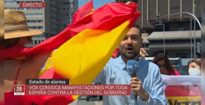 Un periodista de TVE aguanta banderas por el medio, motores ruidosos y gritos de seguidores de Vox en pleno directo y se gana el aplauso del público