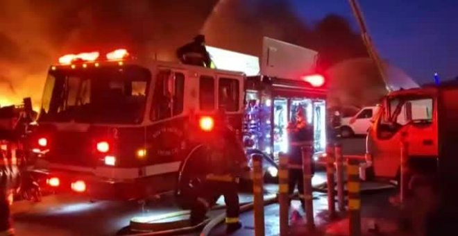 Los bomberos luchan por contener las llamas en uno de los muelles de San Francisco