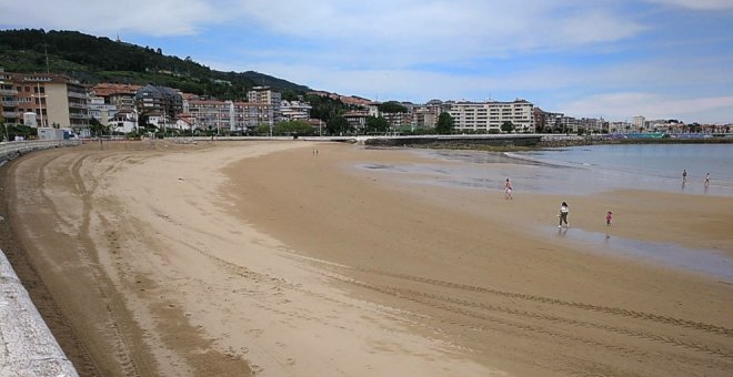 Los ayuntamientos podrán limitar el tiempo de permanencia en las playas y el cálculo de los aforos será de cuatro metros cuadrados por bañista