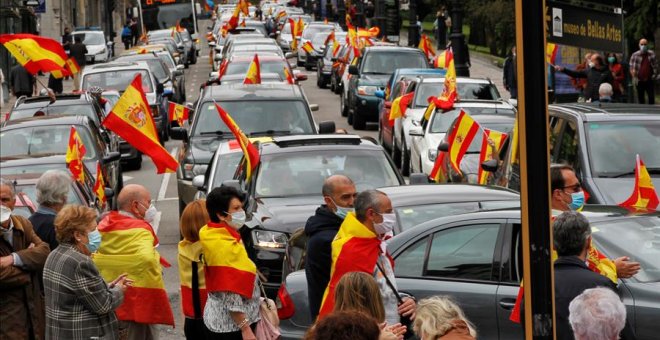 La manifestación de coches de Vox colapsa el centro de Madrid pidiendo la dimisión del Gobierno