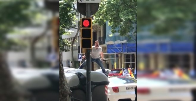 "He visto chimpancés más civilizados": insultos homófobos de un hombre al ver una bandera LGTBI durante la protesta de Vox en Barcelona