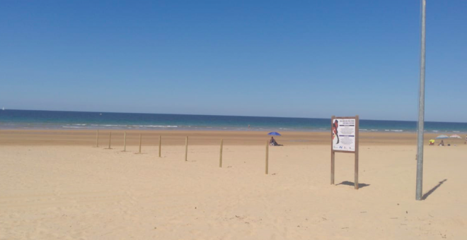 Sombrillas a cuatro metros, extremar el distanciamiento social e higiene y evitar el baño en aguas continentales, recomendaciones de Sanidad en las playas