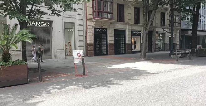 Los ciudadanos de Bilbao pasean por la Gran Vía sin aglomeraciones