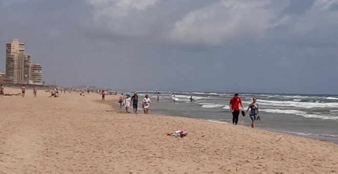 La Playa de Perellonet (Valencia) recibe varios bañistas