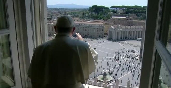 El papa imparte de nuevo su bendición a los fieles en la plaza de San Pedro