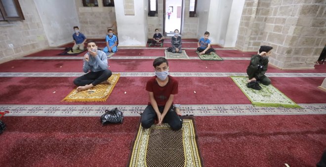 Palestinos asisten a las oraciones con medidas sanitarias