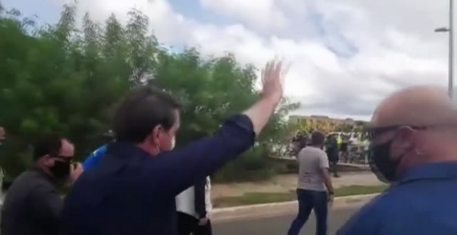 Bolsonaro se reúne con manifestantes afines sin respetar la distancia y sin utilizar mascarilla