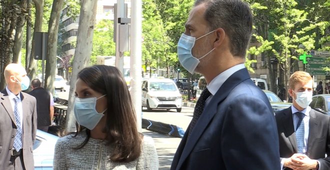 Doña Letizia elige un look atemporal e infalible en su visita al Real Instituto Elcano