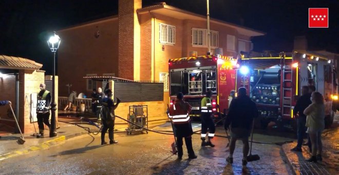 Bomberos trabajan en Valdeavero tras inundaciones por tormenta