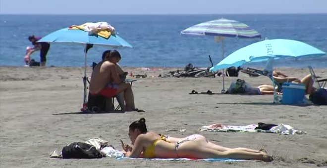 Primeros baños en las playas de los que están en la fase 2