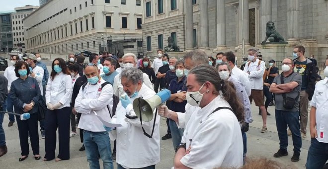Los chefs españoles se manifiestan ante el Congreso de los Diputados