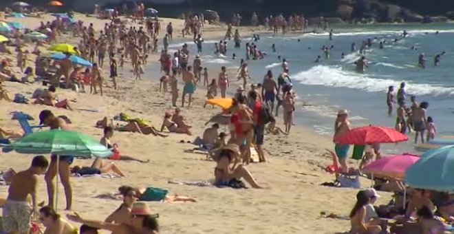 Poca distancia social y casi ninguna mascarilla, así es la desescalada en algunas las playas