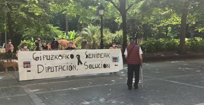 Familiares de residentes se concentran frente a la Diputación de Gipuzkoa