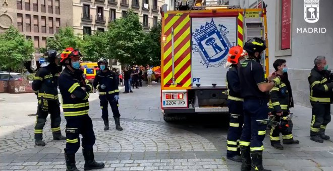 El fuego en una batería provoca un pequeño incendio en un taller del Teatro Real