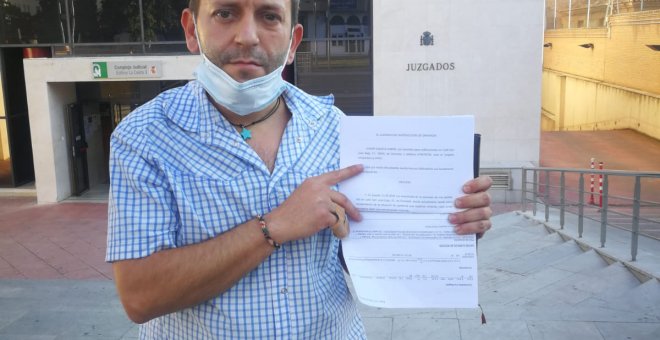 Javier Cuesta, músico agredido en Granada: "¿Nos vamos a matar por poner una bandera tricolor en el balcón?"