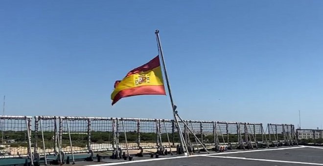 Bandera a media asta en el buque Galicia de la Armada