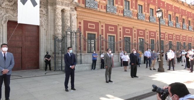 Minuto de silencio de la Junta de Andalucía en el Palacio de San Telmo