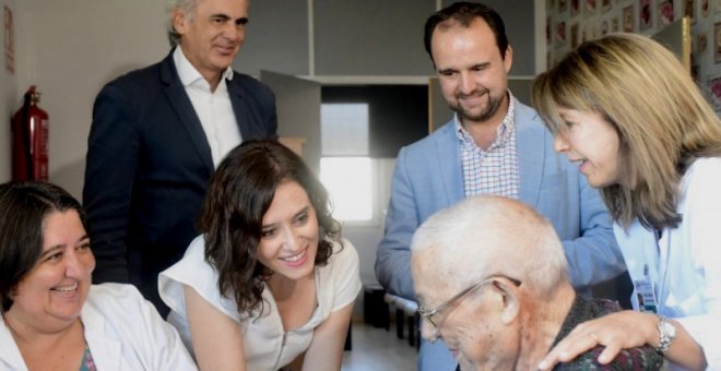 Ayuso acusa a la oposición de "politizar el dolor" con los fallecidos en las residencias de ancianos