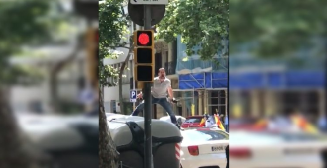 Identifican el vehículo desde el que un hombre lanzó insultos homófobos en la manifestación de Vox en Barcelona