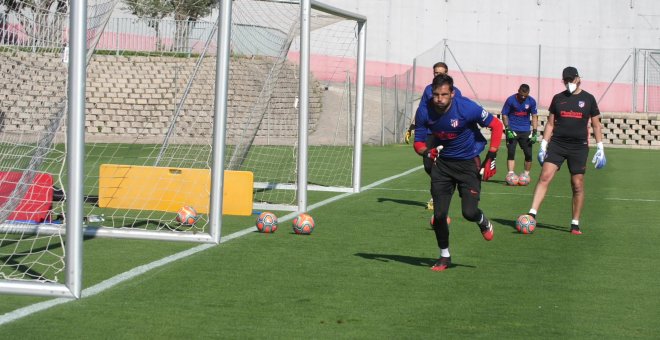 El Atlético de Madrid se entrena en grupos de 14 jugadores