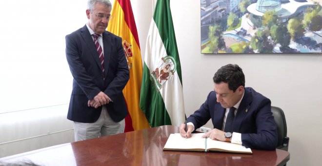 Juanma Moreno visita la localidad de Estepona