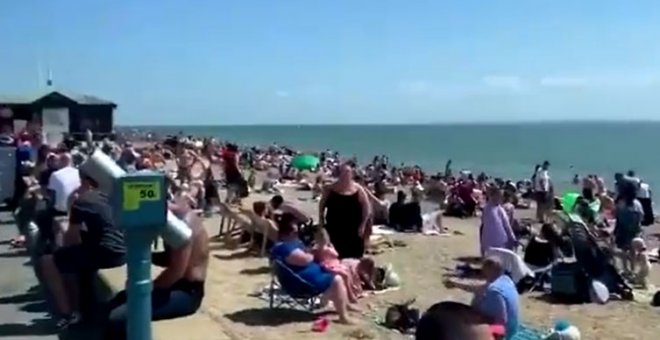 "De los creadores del 'balconing', llega el 'coronaviring'": británicos acuden en masa a la playa pese a las 37.460 muertes por covid-19
