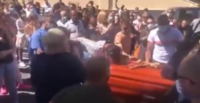 Se saltan las medidas de seguridad en un entierro multitudinario de Tenerife