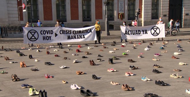 Extinction Rebelión cubre de zapatos la Puerta del Sol en señal de protesta
