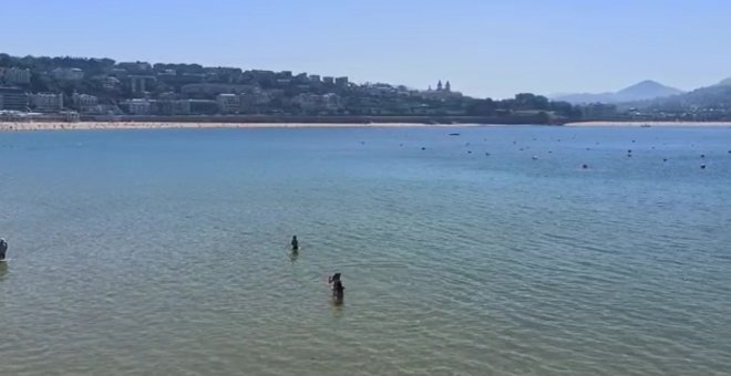 Baños en la playa de La Concha con marea baja