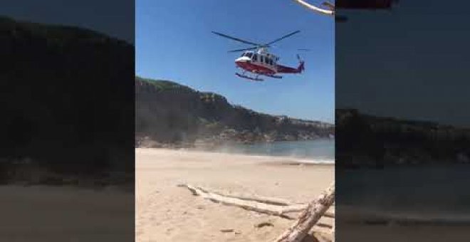 Evacuado en helicóptero un hombre que cayó desplomado en la playa de Los Caballos