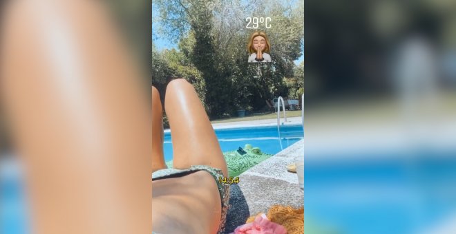 María Pombo da la bienvenida al verano con un baño en la piscina