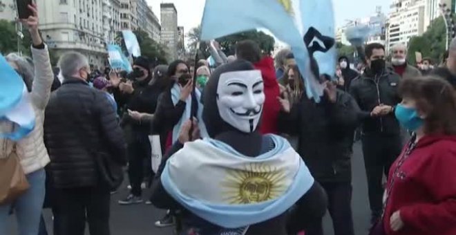 Cientos de personas piden en Buenos Aires el fin del confinamiento