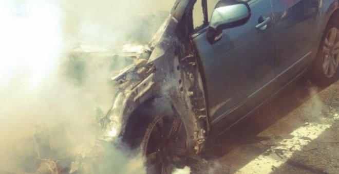 Extinguido el incendio de un coche en la A-8 y otro en unas balas de paja en Puente Arce