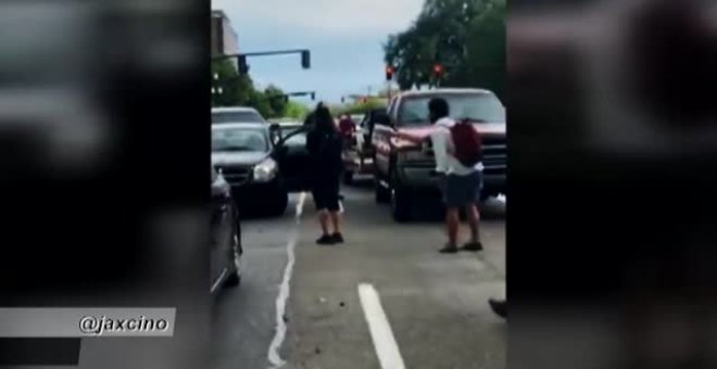 Un hombre recibe una brutal paliza en Salt Lake City tras amenazar a un grupo de manifestantes con un arco