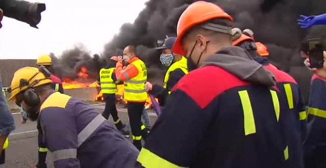 Trabajadores de Alcoa cortan con barricadas de neumáticos la A-8
