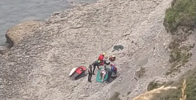 Rescatado en helicóptero un pescador de Cayón que se precipitó a las rocas en las piscinas de Langre