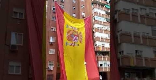 Vecinos de Madrid izan una gigantesca bandera de España y Twitter responde: "No hay huevos a dejarla hasta octubre"