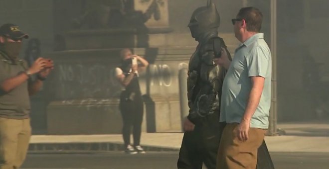 De Gotham a Filadelfia: Batman irrumpe en una protesta contra los abusos policiales y sorprende a los manifestantes