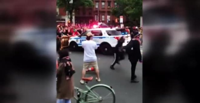 Dos coches del Departamento de Policía de Nueva York arrollan a un grupo de manifestantes