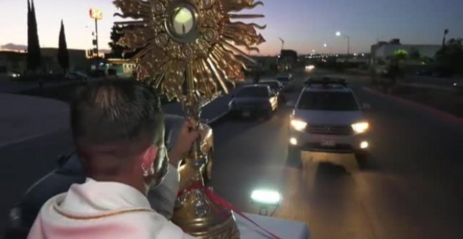 Un cura bendice en furgoneta a sus parroquianos en Tijuana para evitar contagios
