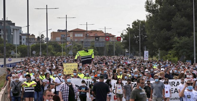 Cientos de trabajadores de Nissan cortan la entrada a Barcelona por la B-23 para protestar contra el cierre de las plantas