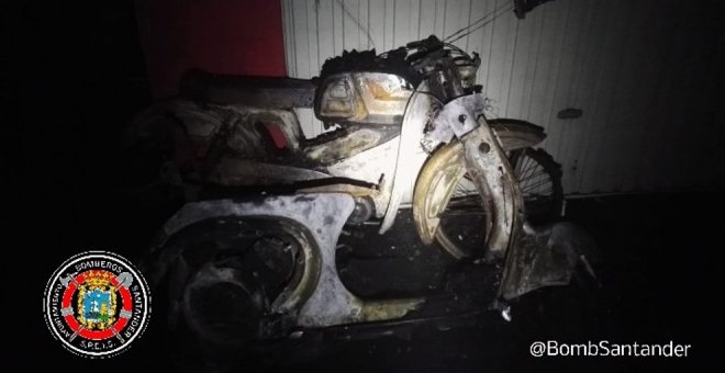 Dos motos y un coche se queman en un garaje de Santander