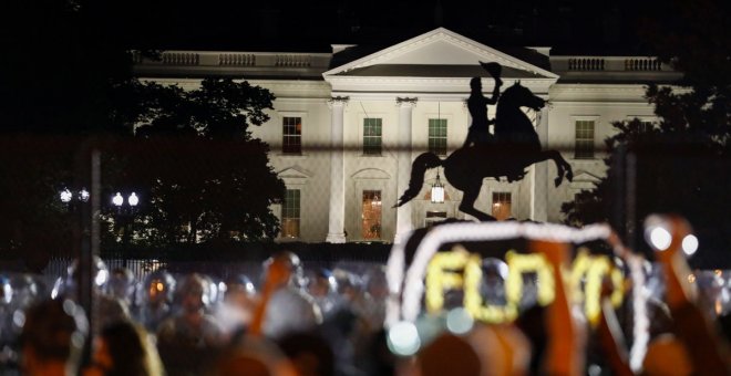 Los manifestantes abarrotan las calles de EEUU pese a la fuerte presencia militar: "¡Manos arriba, no disparéis!"