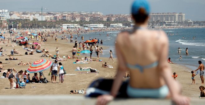 La costa valenciana teme y espera la llegada de madrileños