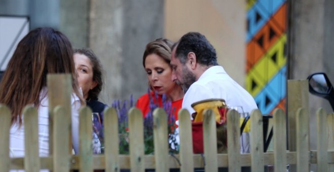 Ágatha Ruiz de la Prada y Luis Gasset presumen de su amor a plena luz del día