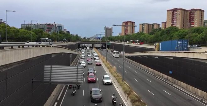 Marcha lenta de vehículos en Barcelona contra el cierre de Nissan