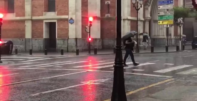 La lluvia vuelve a Bilbao tras días de temperaturas  veraniegas